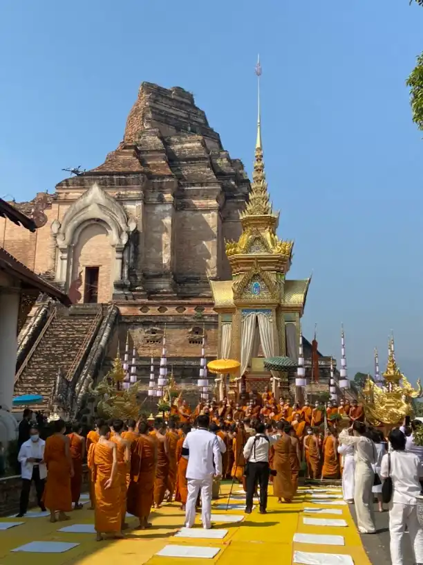 ceremony at wat chedi luang